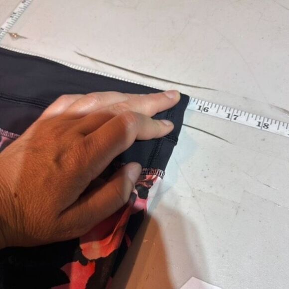 Lululemon Run: Inspire Crop II Secret Garden /‎ Black - Picture 5 of 9